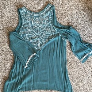 Cold shoulder, 3/4 sleeve top.